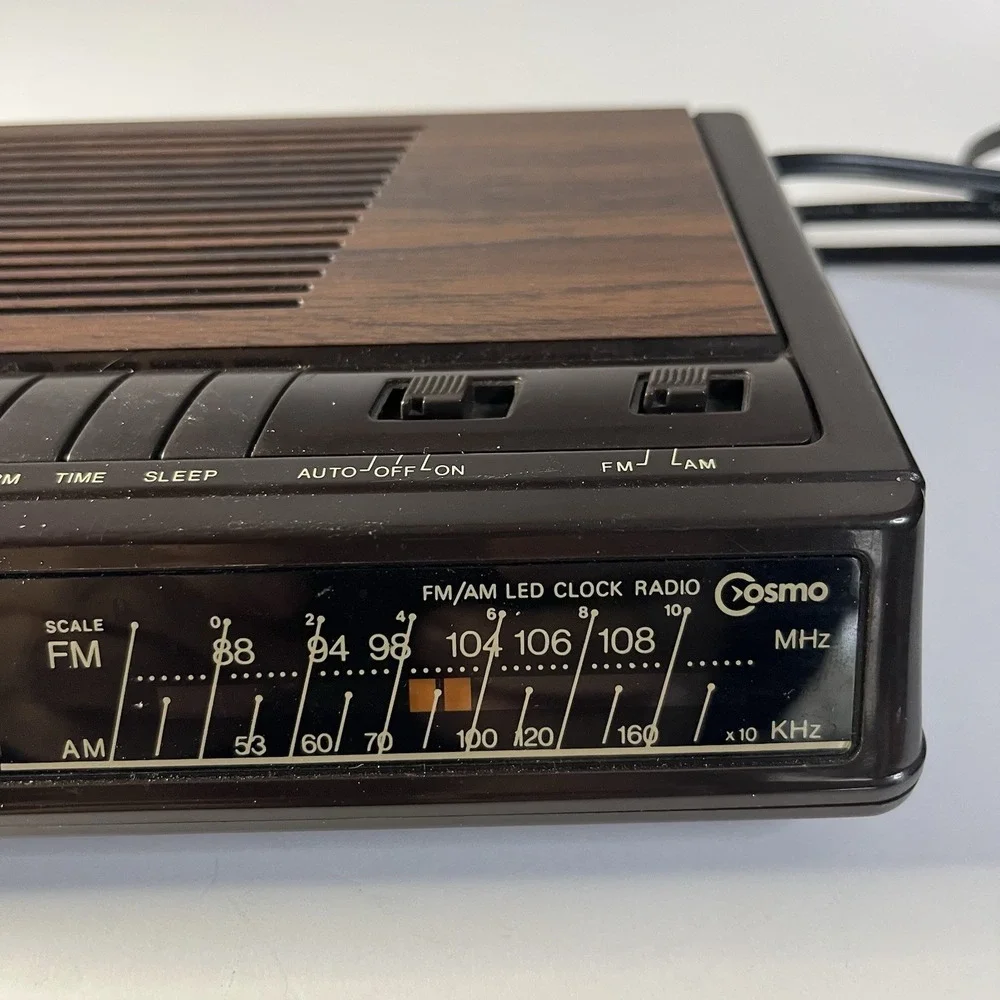 Cosmo CR-2032 FM/AM Digital Clock Radio Walnut Finish Vintage LED Alarm tested